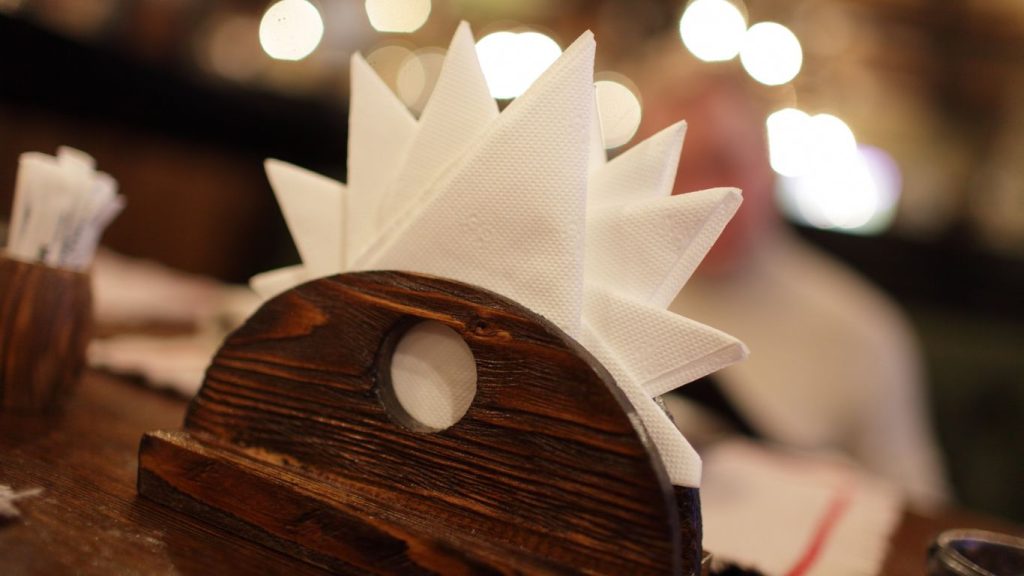¿Doblar o no doblar? La evolución de las servilletas de papel en la hostelería